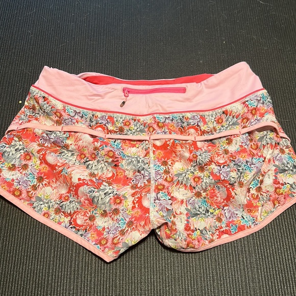 Lululemon floral shorts size 6 - Picture 2 of 3